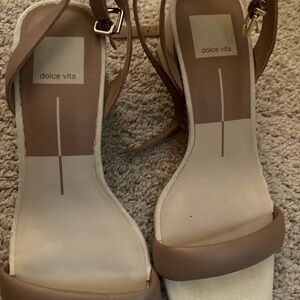 Dolce Vita Women's Cream and Tan Sandals